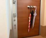 「100均タオルバーを玄関ドアにピタッ　意外な使い方に「目からウロコ！」」の画像3