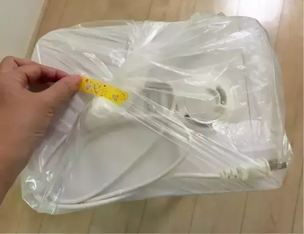 「マスカーフィルムで『家電』を包むと？　110円のホコリ対策が目からウロコ！」の画像