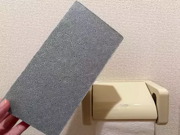 トイレに100均の『発泡レンガ』を置いたら便利！　インテリアとしても活躍する収納術がこちら