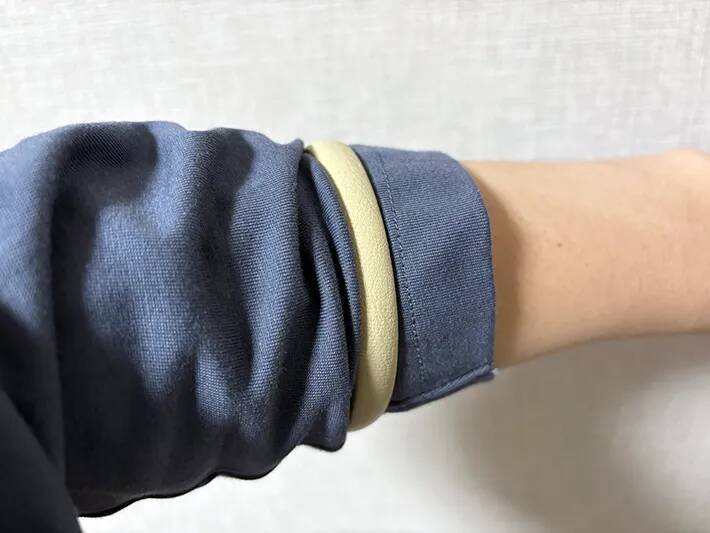 『アームバンド』をカバンに巻くと…　冬に役立つ活用法とは？【ダイソー】