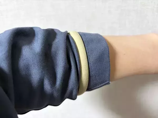 「『アームバンド』をカバンに巻くと…　冬に役立つ活用法とは？【ダイソー】」の画像