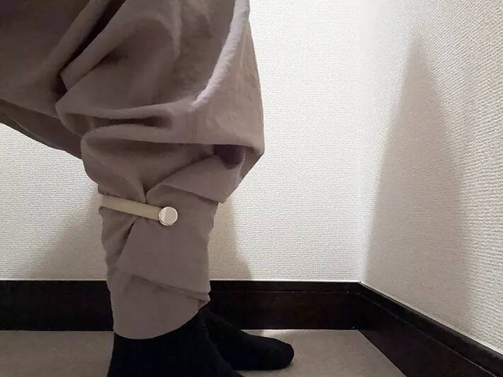 『アームバンド』をカバンに巻くと…　冬に役立つ活用法とは？【ダイソー】