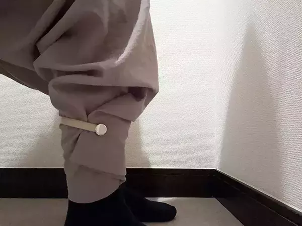 「『アームバンド』をカバンに巻くと…　冬に役立つ活用法とは？【ダイソー】」の画像