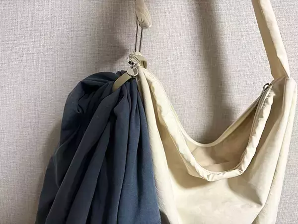 「『アームバンド』をカバンに巻くと…　冬に役立つ活用法とは？【ダイソー】」の画像