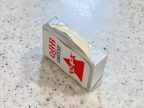 「爪にチーズが入っちゃう…」から卒業！　つるっときれいに取れる裏ワザが？