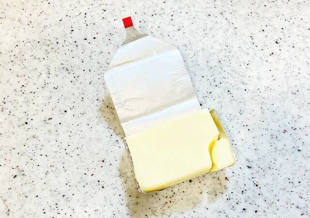 「爪にチーズが入っちゃう…」から卒業！　つるっときれいに取れる裏ワザが？