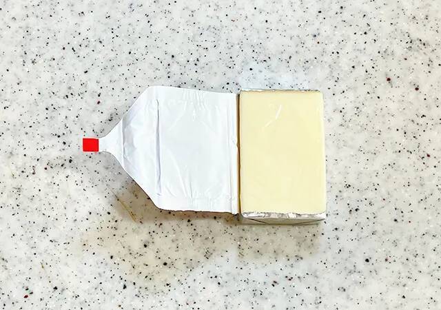 「爪にチーズが入っちゃう…」から卒業！　つるっときれいに取れる裏ワザが？