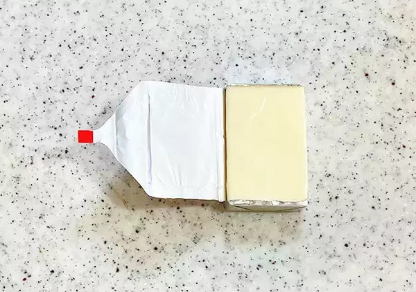 「「爪にチーズが入っちゃう…」から卒業！　つるっときれいに取れる裏ワザが？」の画像