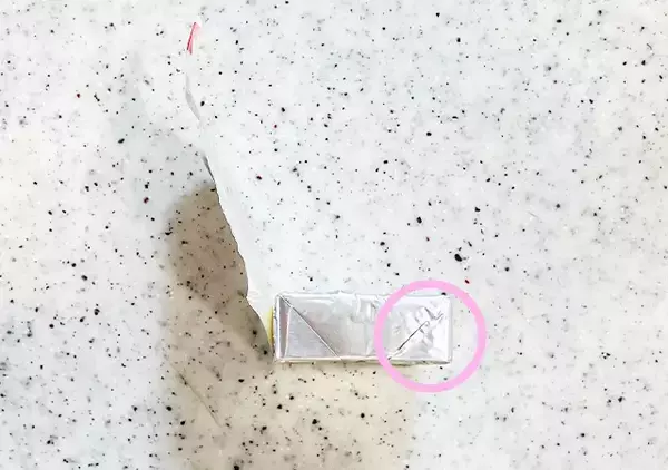 「「爪にチーズが入っちゃう…」から卒業！　つるっときれいに取れる裏ワザが？」の画像