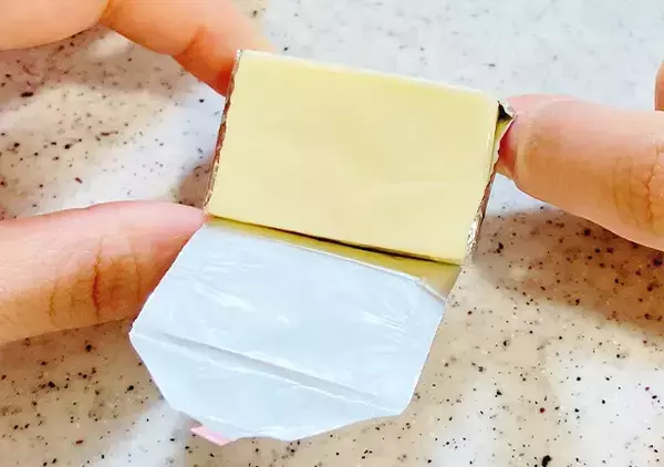 「「爪にチーズが入っちゃう…」から卒業！　つるっときれいに取れる裏ワザが？」の画像