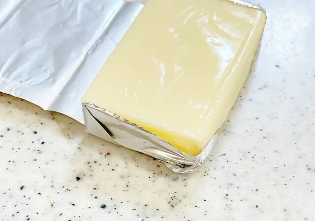 「爪にチーズが入っちゃう…」から卒業！　つるっときれいに取れる裏ワザが？