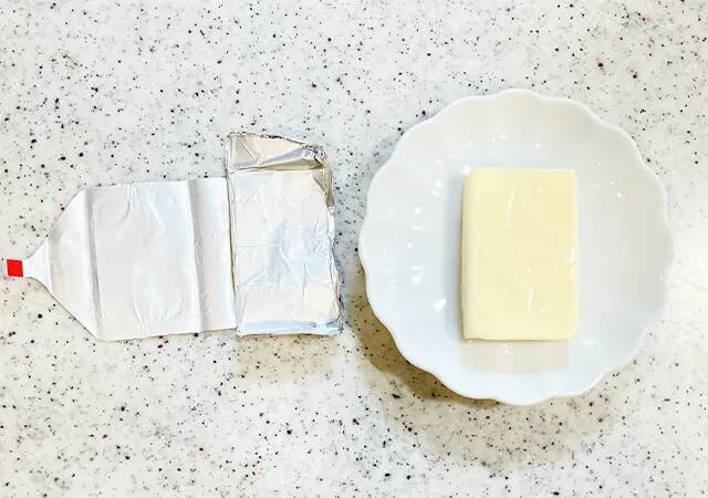 「爪にチーズが入っちゃう…」から卒業！　つるっときれいに取れる裏ワザが？