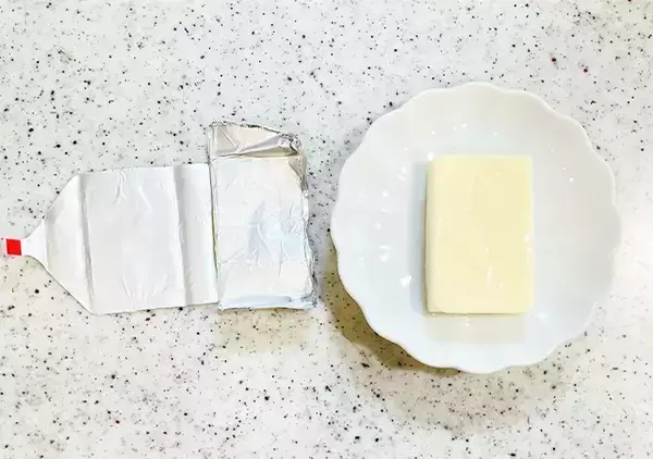 「「爪にチーズが入っちゃう…」から卒業！　つるっときれいに取れる裏ワザが？」の画像