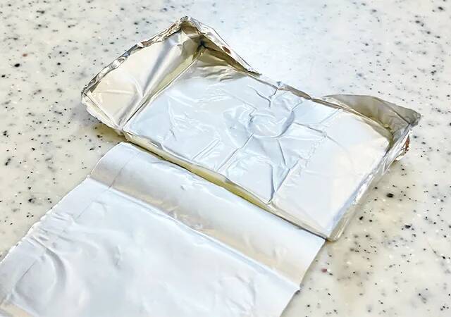 「爪にチーズが入っちゃう…」から卒業！　つるっときれいに取れる裏ワザが？