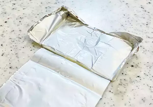 「「爪にチーズが入っちゃう…」から卒業！　つるっときれいに取れる裏ワザが？」の画像