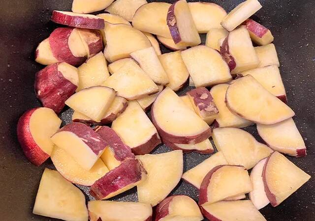 【簡単レシピ】ひと口大に切ったサツマイモを？　甘辛おいしい“絶品おかず”とは？