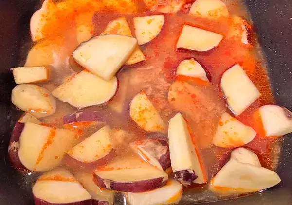 「【簡単レシピ】ひと口大に切ったサツマイモを？　甘辛おいしい“絶品おかず”とは？」の画像