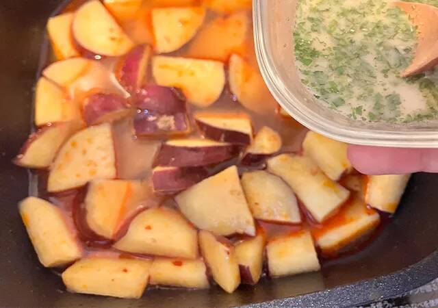 【簡単レシピ】ひと口大に切ったサツマイモを？　甘辛おいしい“絶品おかず”とは？