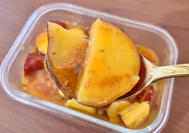【簡単レシピ】ひと口大に切ったサツマイモを？　甘辛おいしい“絶品おかず”とは？