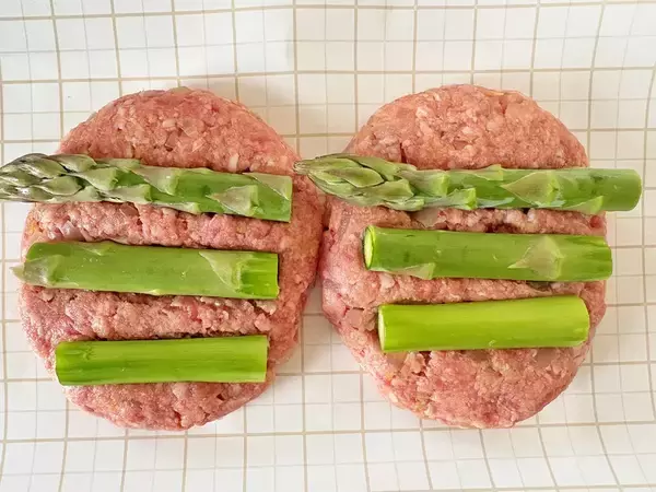 ハンバーグにのせて焼くと？　旬野菜の食べ方に「意外と合う」「華やか！」