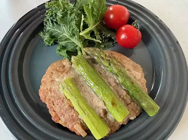 「ハンバーグにのせて焼くと？　旬野菜の食べ方に「意外と合う」「華やか！」」の画像