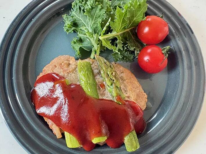 ハンバーグにのせて焼くと？　旬野菜の食べ方に「意外と合う」「華やか！」