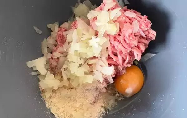 「ハンバーグにのせて焼くと？　旬野菜の食べ方に「意外と合う」「華やか！」」の画像