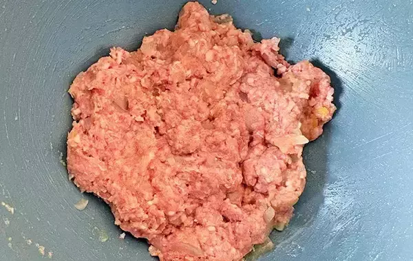 「ハンバーグにのせて焼くと？　旬野菜の食べ方に「意外と合う」「華やか！」」の画像