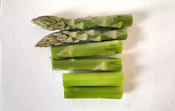 「ハンバーグにのせて焼くと？　旬野菜の食べ方に「意外と合う」「華やか！」」の画像
