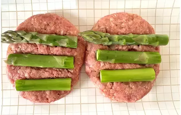 「ハンバーグにのせて焼くと？　旬野菜の食べ方に「意外と合う」「華やか！」」の画像