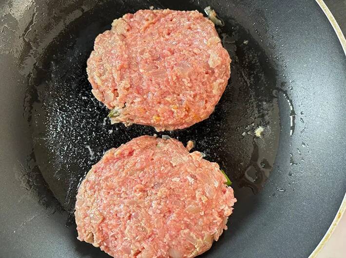 ハンバーグにのせて焼くと？　旬野菜の食べ方に「意外と合う」「華やか！」