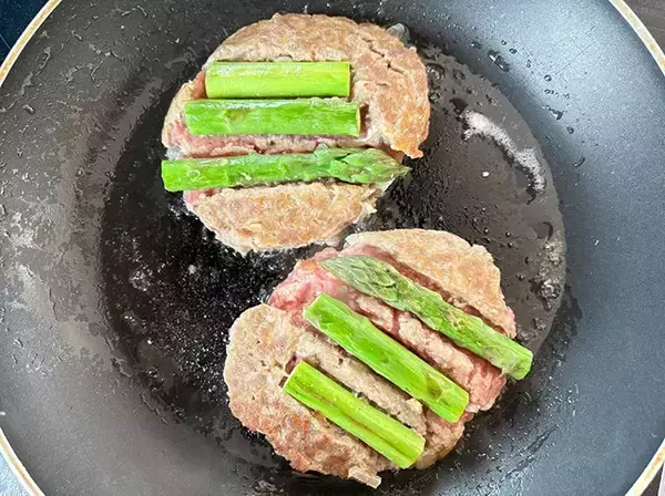 「ハンバーグにのせて焼くと？　旬野菜の食べ方に「意外と合う」「華やか！」」の画像