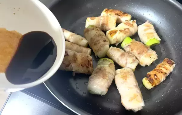 「夫が「ねぎまみたい！」と大絶賛　20分で完成の肉巻き料理【レシピ】」の画像