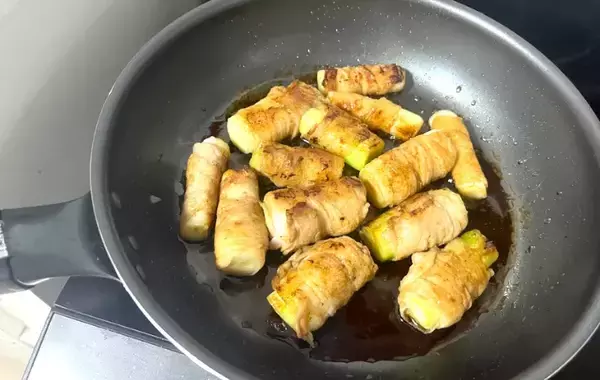 「夫が「ねぎまみたい！」と大絶賛　20分で完成の肉巻き料理【レシピ】」の画像