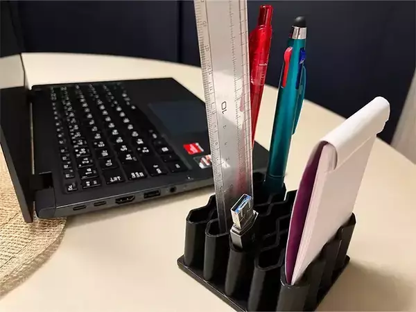 「セリアの110円スタンド　デスク以外で使ったら「便利すぎた！」」の画像