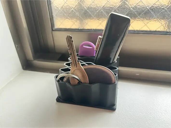 セリアの110円スタンド　デスク以外で使ったら「便利すぎた！」