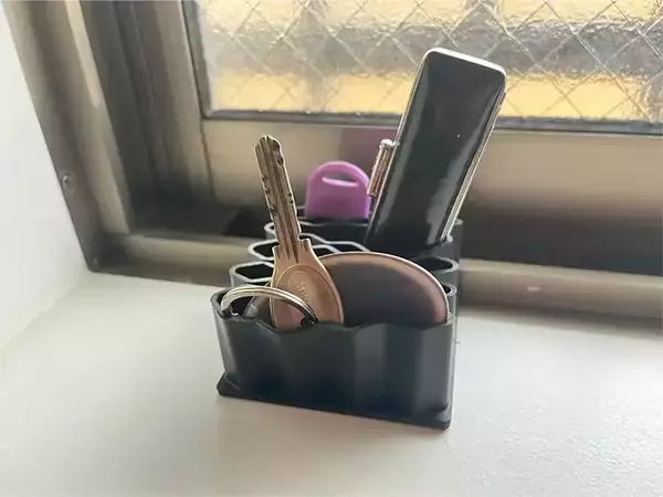 「セリアの110円スタンド　デスク以外で使ったら「便利すぎた！」」の画像