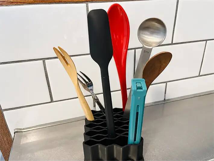 セリアの110円スタンド　デスク以外で使ったら「便利すぎた！」