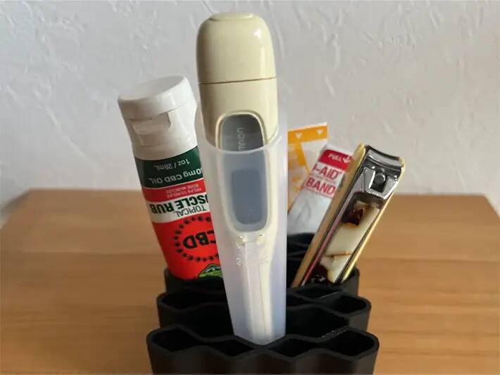 セリアの110円スタンド　デスク以外で使ったら「便利すぎた！」