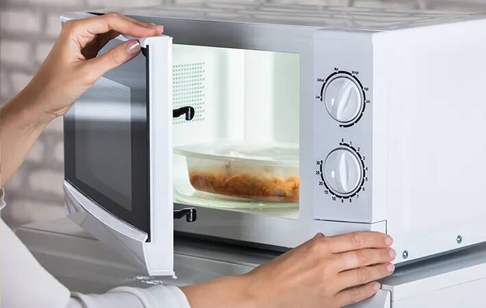 冷蔵庫の上に物を置くのはNG　設置の基本と知っておきたい豆知識