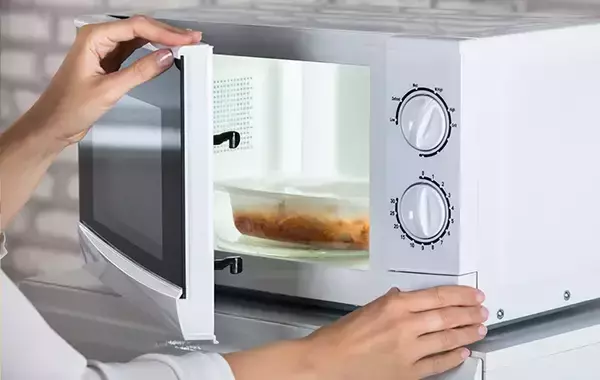 「冷蔵庫の上に物を置くのはNG　設置の基本と知っておきたい豆知識」の画像