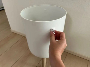 ゴミ箱にフック2個を用意して！　逆向きに貼り付けた結果に「目からウロコ」「絶対やる」