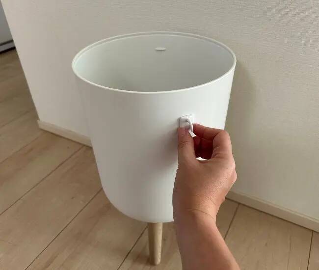 ゴミ箱にフック2個を用意して！　逆向きに貼り付けた結果に「目からウロコ」「絶対やる」