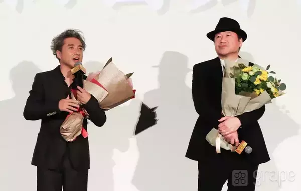 「「さっきから気になっているのは…」　舞台挨拶中の佐藤二朗が、観客席を指さして？」の画像