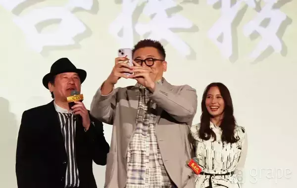 「「さっきから気になっているのは…」　舞台挨拶中の佐藤二朗が、観客席を指さして？」の画像