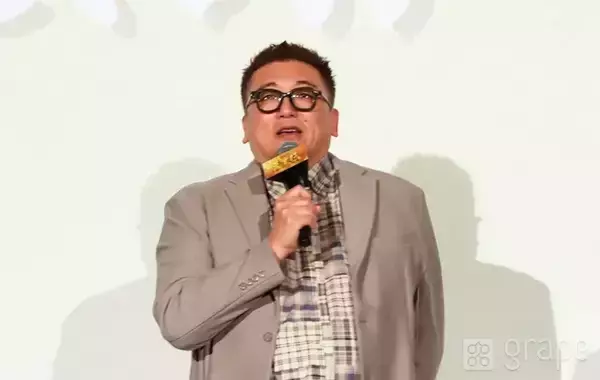 「「さっきから気になっているのは…」　舞台挨拶中の佐藤二朗が、観客席を指さして？」の画像