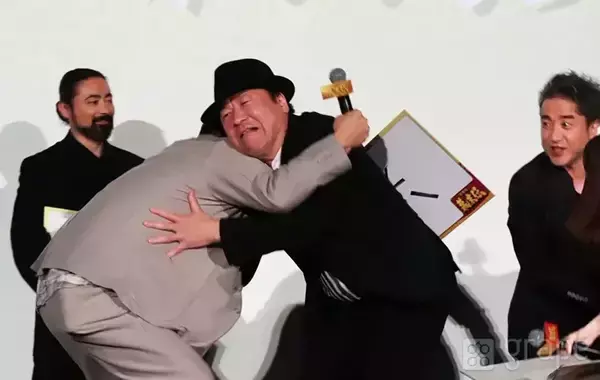 「「さっきから気になっているのは…」　舞台挨拶中の佐藤二朗が、観客席を指さして？」の画像