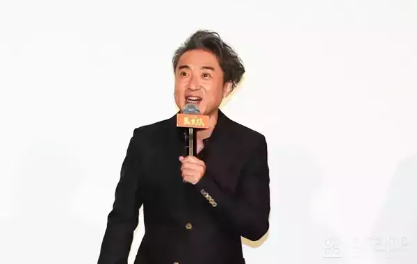 「「さっきから気になっているのは…」　舞台挨拶中の佐藤二朗が、観客席を指さして？」の画像