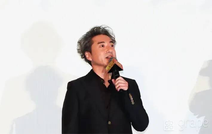 「さっきから気になっているのは…」　舞台挨拶中の佐藤二朗が、観客席を指さして？