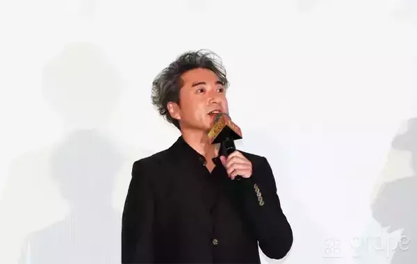 「「さっきから気になっているのは…」　舞台挨拶中の佐藤二朗が、観客席を指さして？」の画像